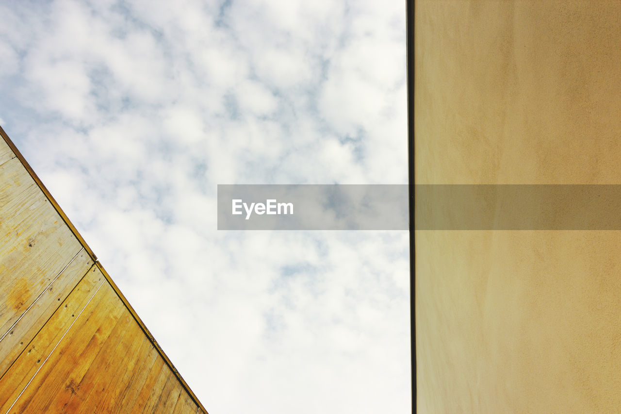 LOW ANGLE VIEW OF BUILDINGS AGAINST SKY