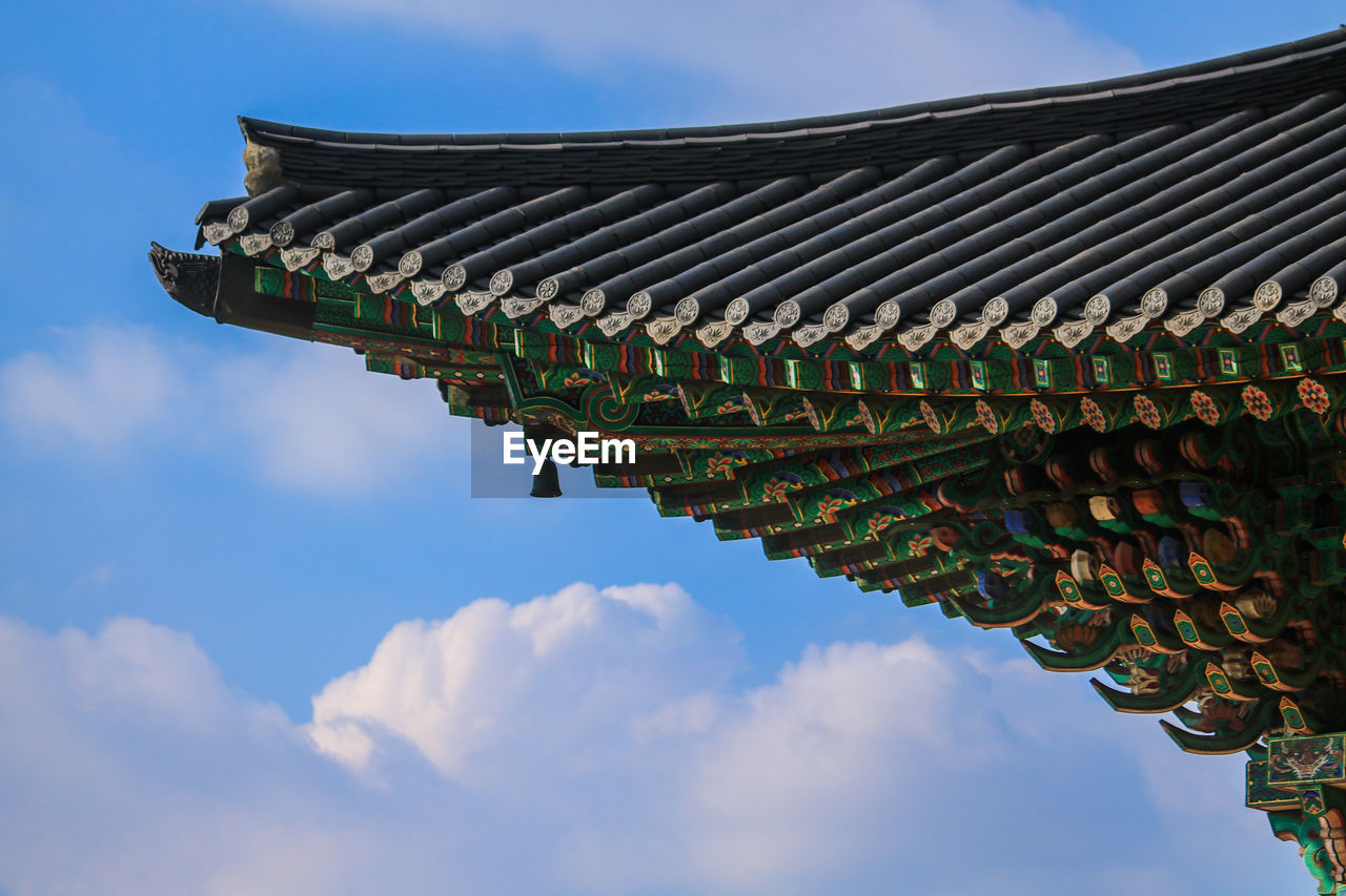 LOW ANGLE VIEW OF TEMPLE ROOF AGAINST SKY