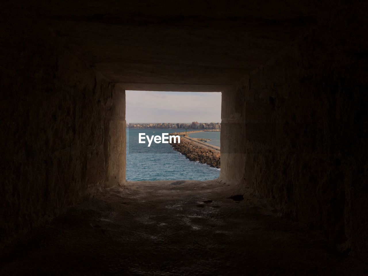 SCENIC VIEW OF SEA AGAINST SKY SEEN THROUGH ARCH