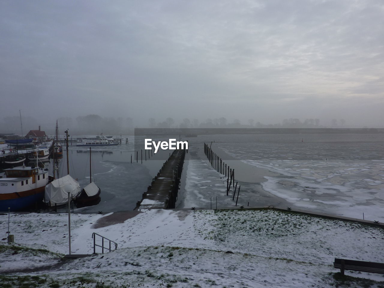 SCENIC VIEW OF FROZEN SEA AGAINST SKY DURING WINTER