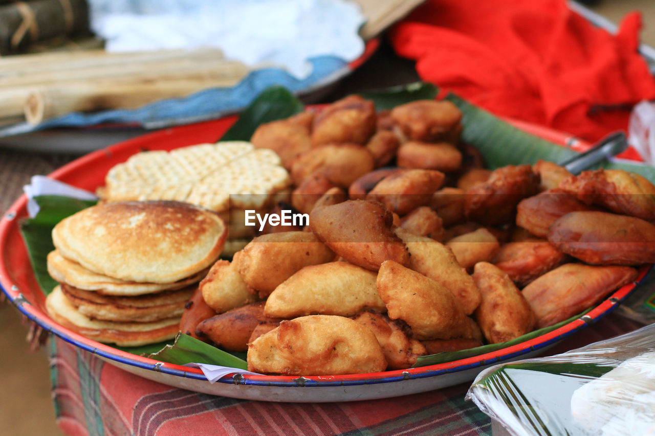 HIGH ANGLE VIEW OF FOOD IN PLATE