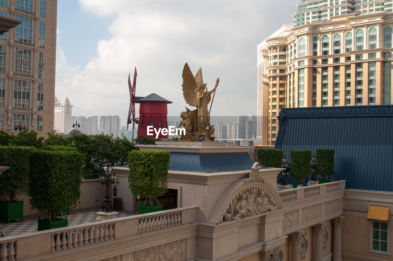 Statue of buildings in city