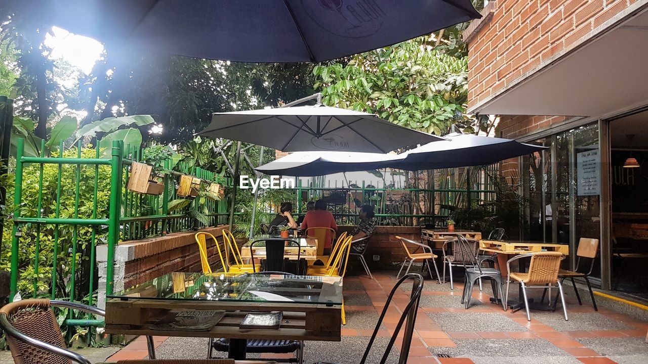 CHAIRS AND TABLES IN RESTAURANT