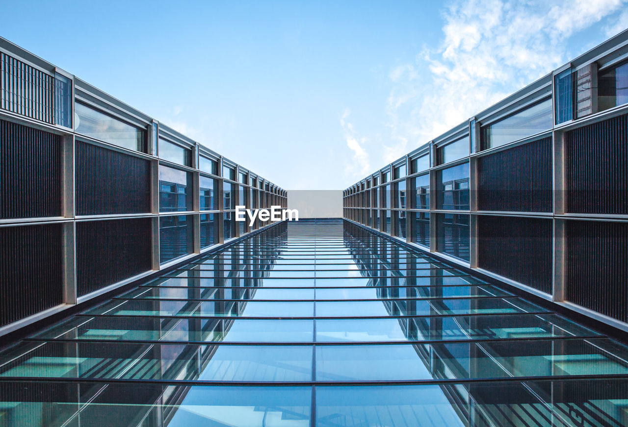 LOW ANGLE VIEW OF MODERN BUILDINGS AGAINST SKY