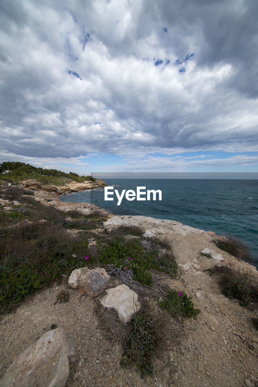 SCENIC VIEW OF SEA AGAINST CLOUDY SKY