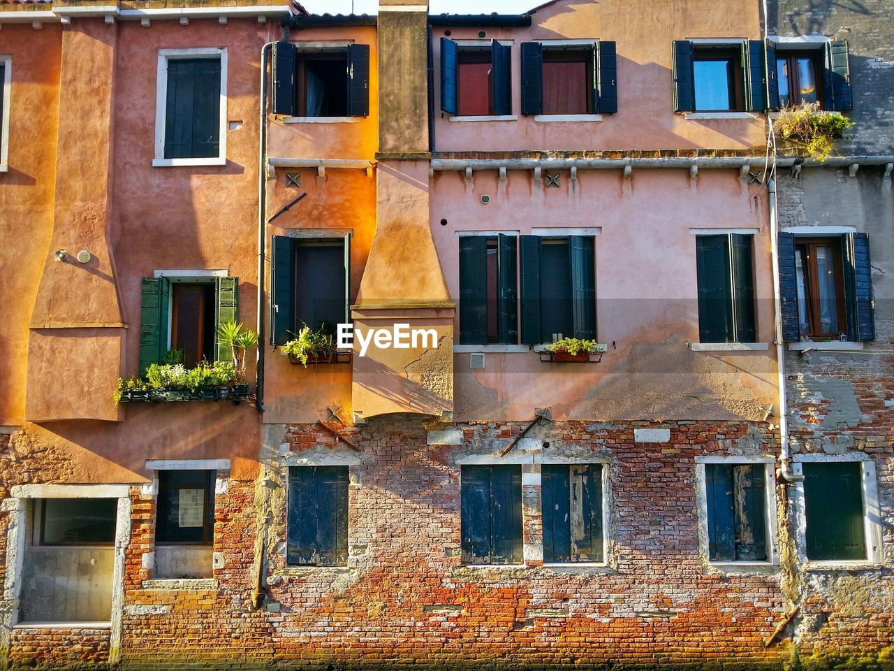 FULL FRAME SHOT OF HOUSES