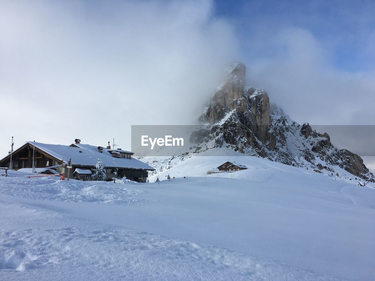 SCENIC VIEW OF SNOW COVERED MOUNTAINS AGAINST SKY