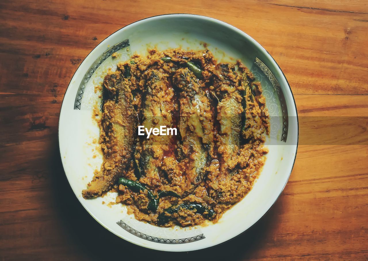 HIGH ANGLE VIEW OF BREAKFAST IN BOWL