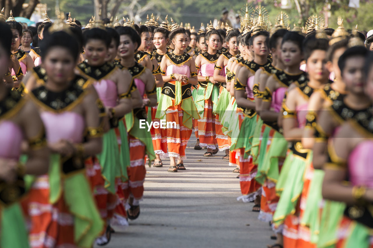 GROUP OF PEOPLE IN ROW TEMPLE