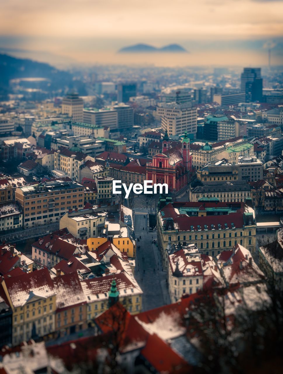 AERIAL VIEW OF TOWNSCAPE AGAINST SKY