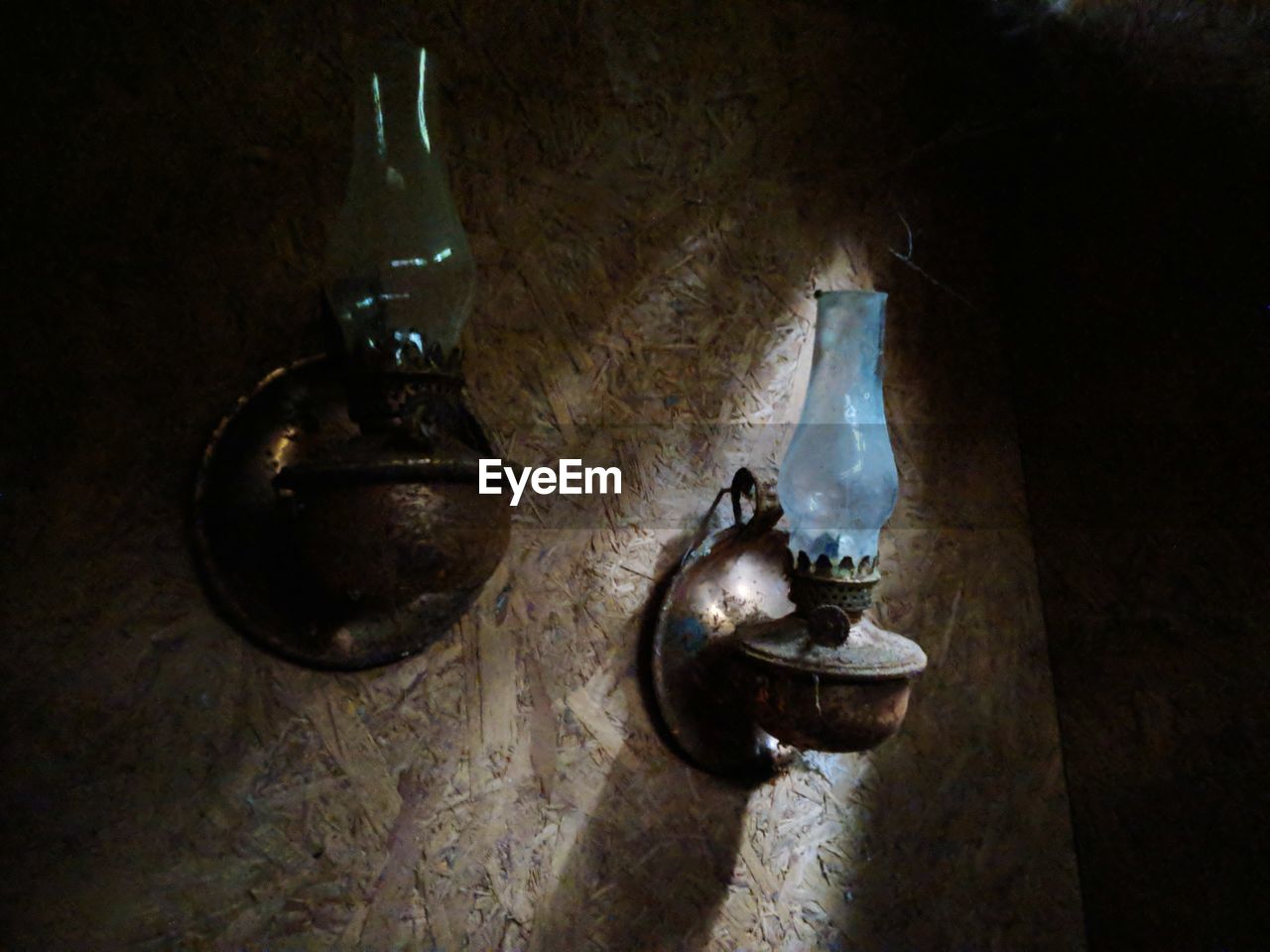 CLOSE-UP OF WINE ON TABLE IN KITCHEN