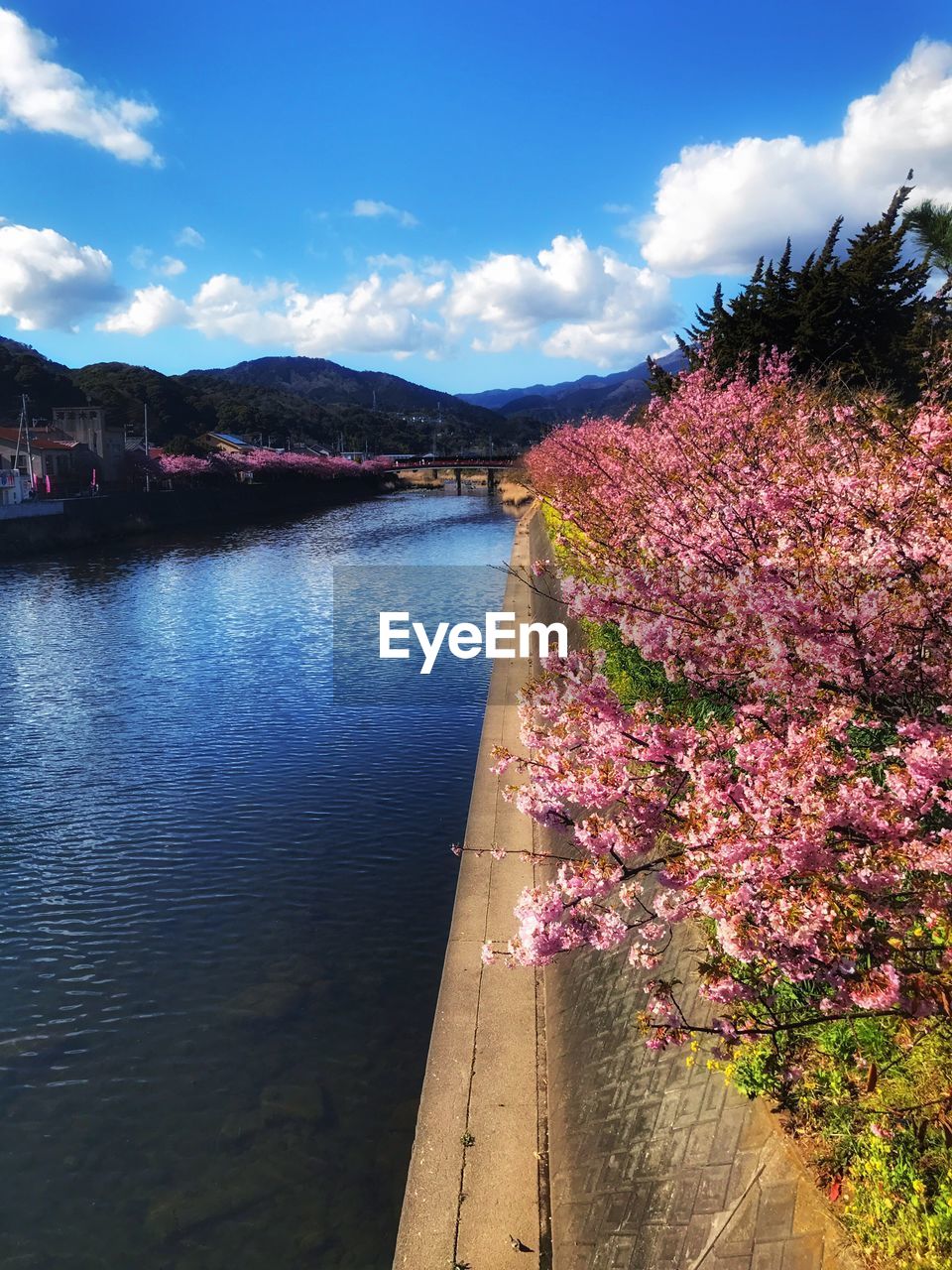 SCENIC VIEW OF LAKE AGAINST BLUE SKY