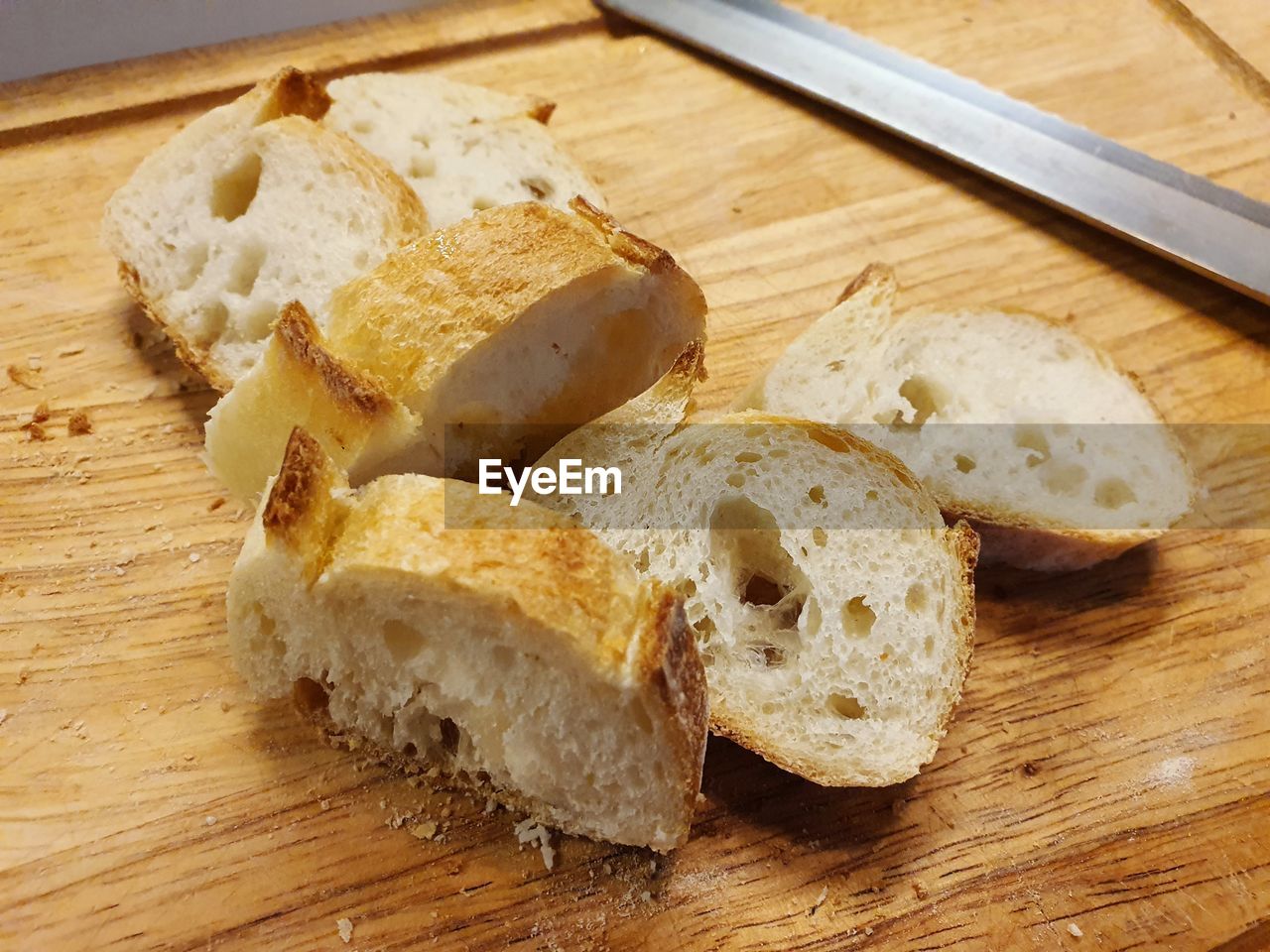 CLOSE-UP OF BREAD ON CUTTING BOARD