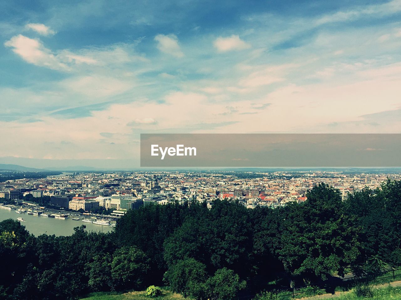 HIGH ANGLE VIEW OF CITYSCAPE AGAINST SKY