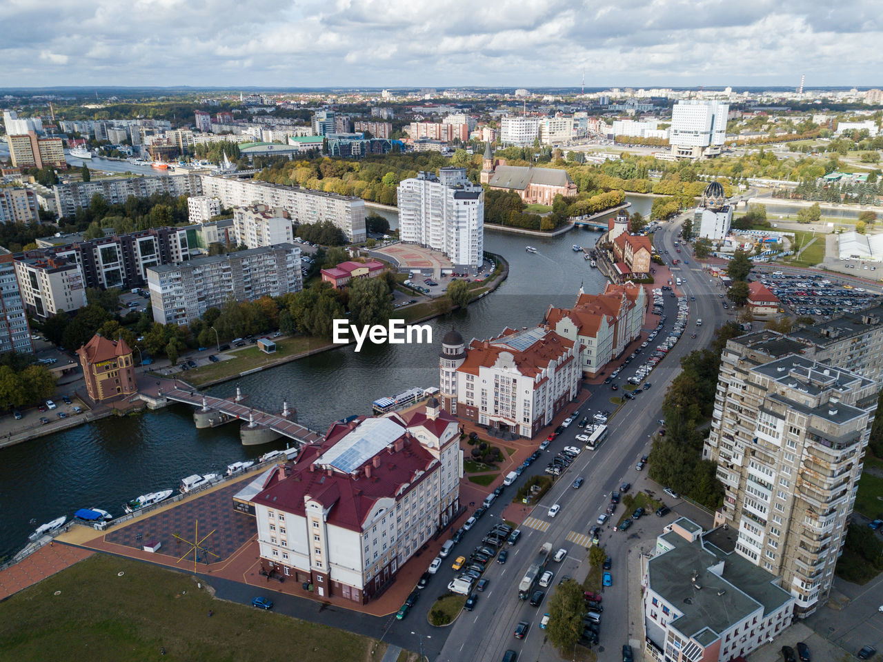 HIGH ANGLE VIEW OF BUILDINGS BY RIVER IN CITY