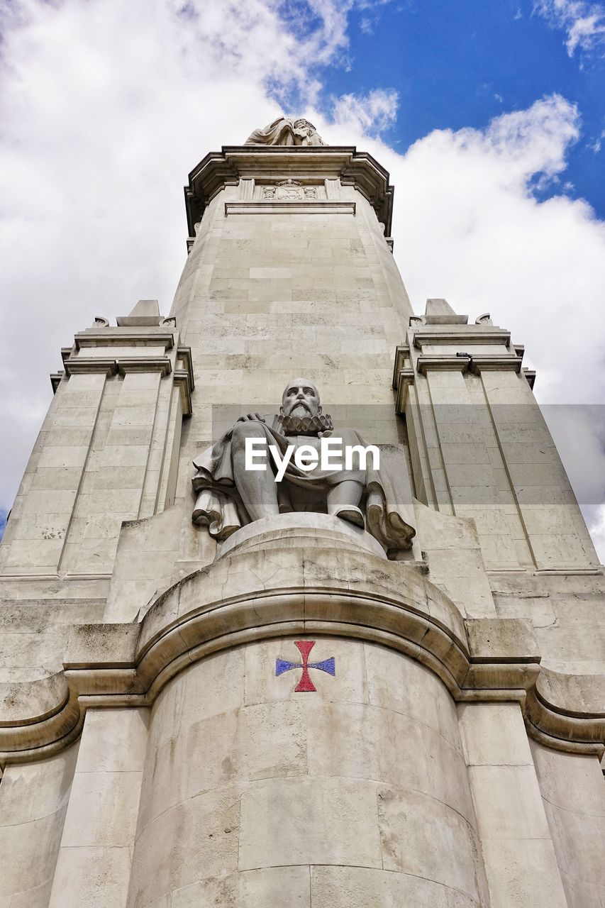 LOW ANGLE VIEW OF STATUE AGAINST HISTORIC SKY