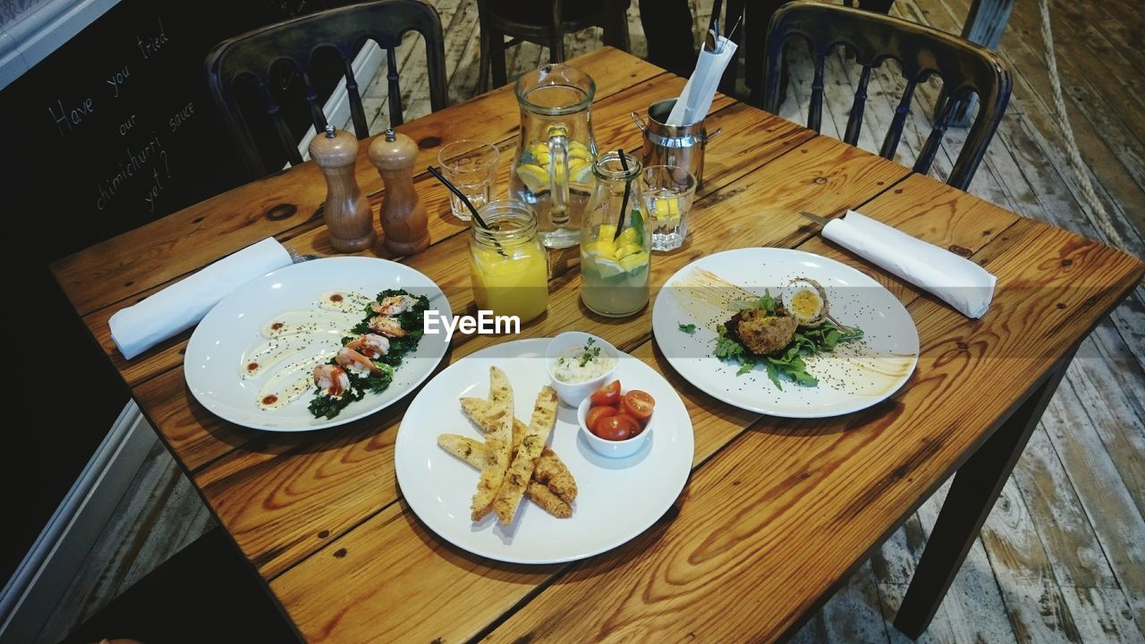 HIGH ANGLE VIEW OF FOOD SERVED IN PLATE