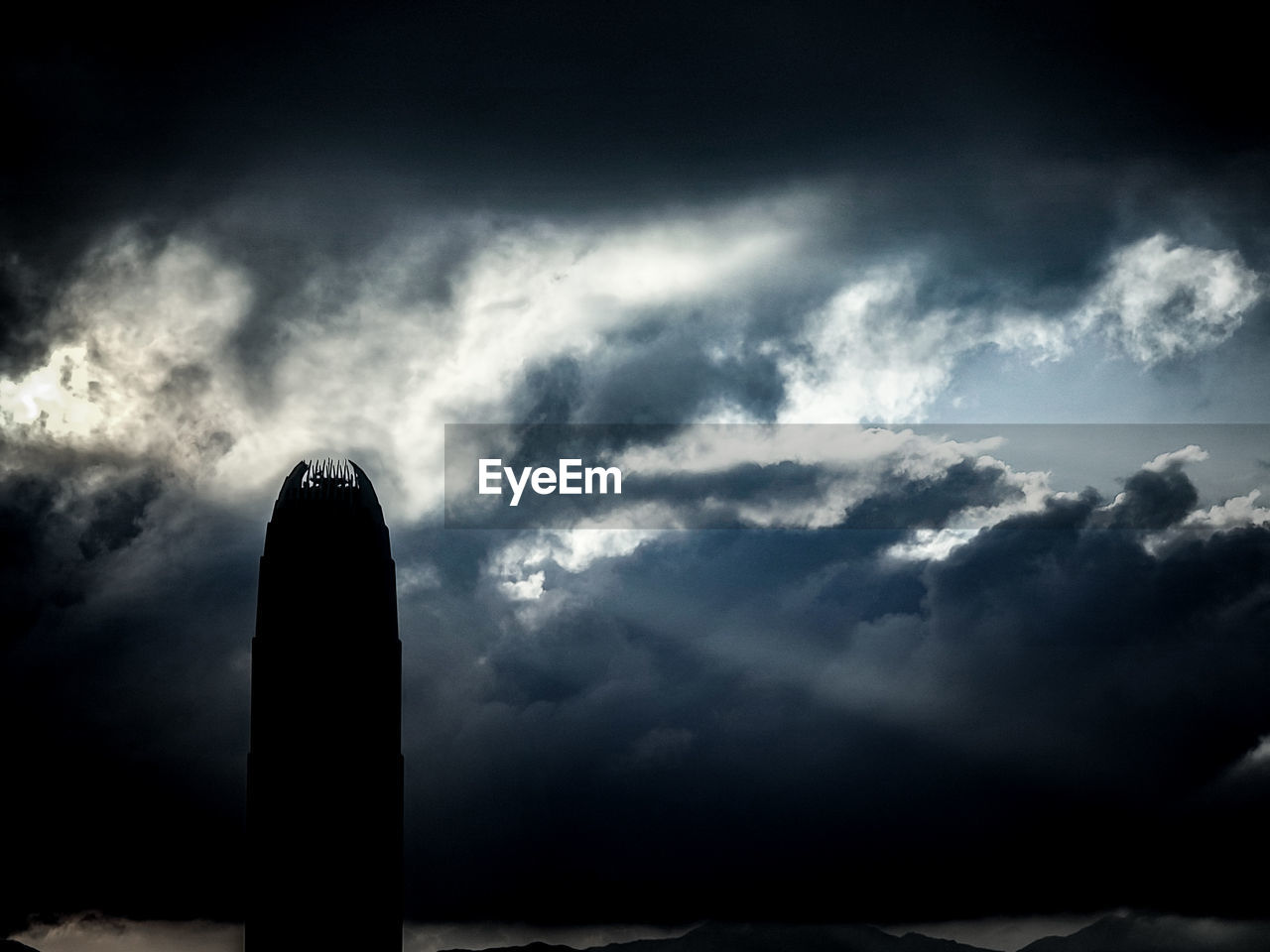 LOW ANGLE VIEW OF SILHOUETTE BUILDING AGAINST SKY
