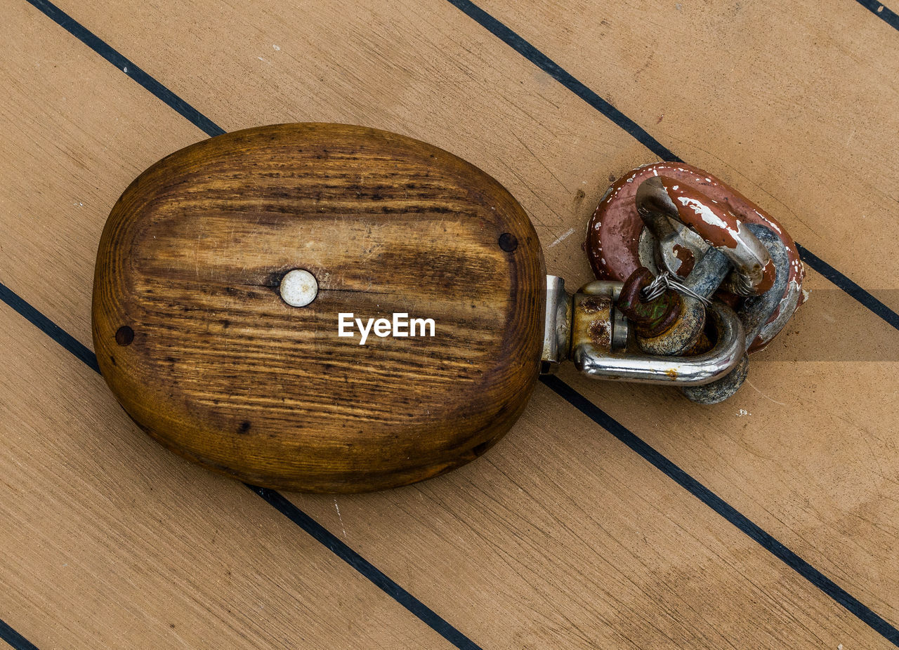 HIGH ANGLE VIEW OF BREAD ON WOOD