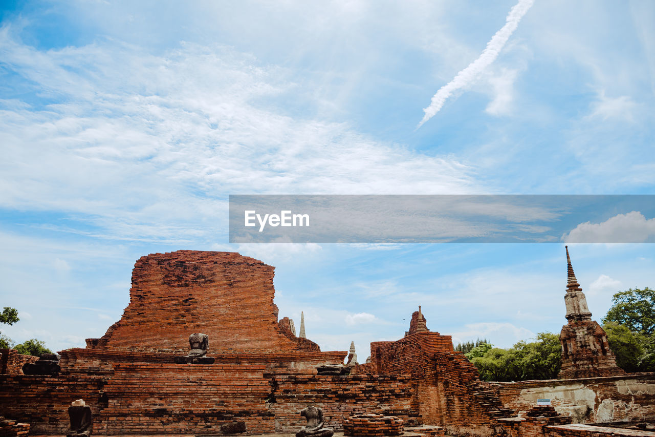 LOW ANGLE VIEW OF OLD BUILDING AGAINST CLOUDY SKY