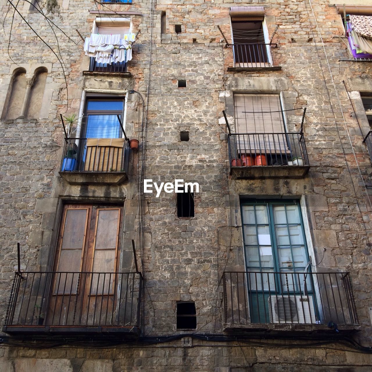 LOW ANGLE VIEW OF OLD BUILDING