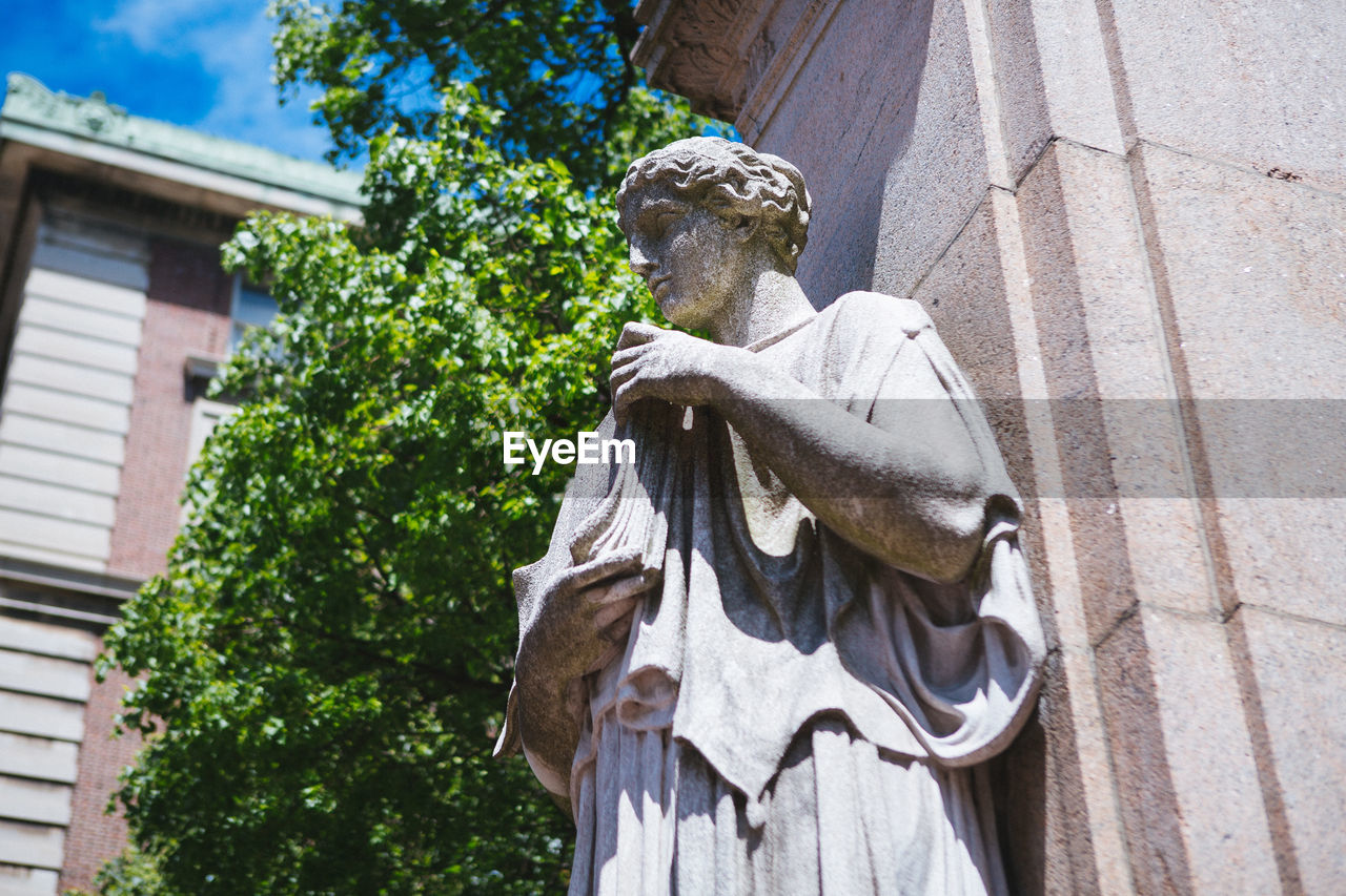 LOW ANGLE VIEW OF STATUE ON BUILDING