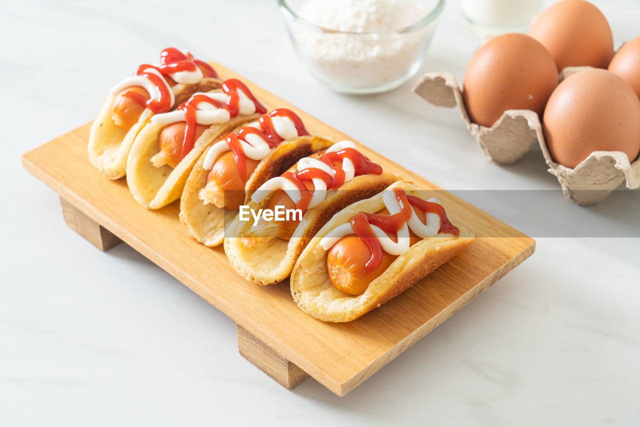 HIGH ANGLE VIEW OF BREAKFAST ON TABLE AGAINST WALL