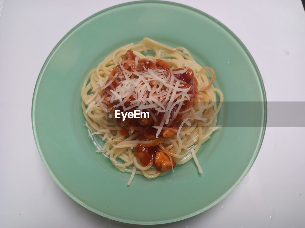 food, food and drink, spaghetti, pasta, italian food, plate, dish, freshness, indoors, healthy eating, wellbeing, no people, carbonara, cuisine, serving size, high angle view, table, produce, bowl, still life, meal, directly above, close-up, asian food, vegetable, meat