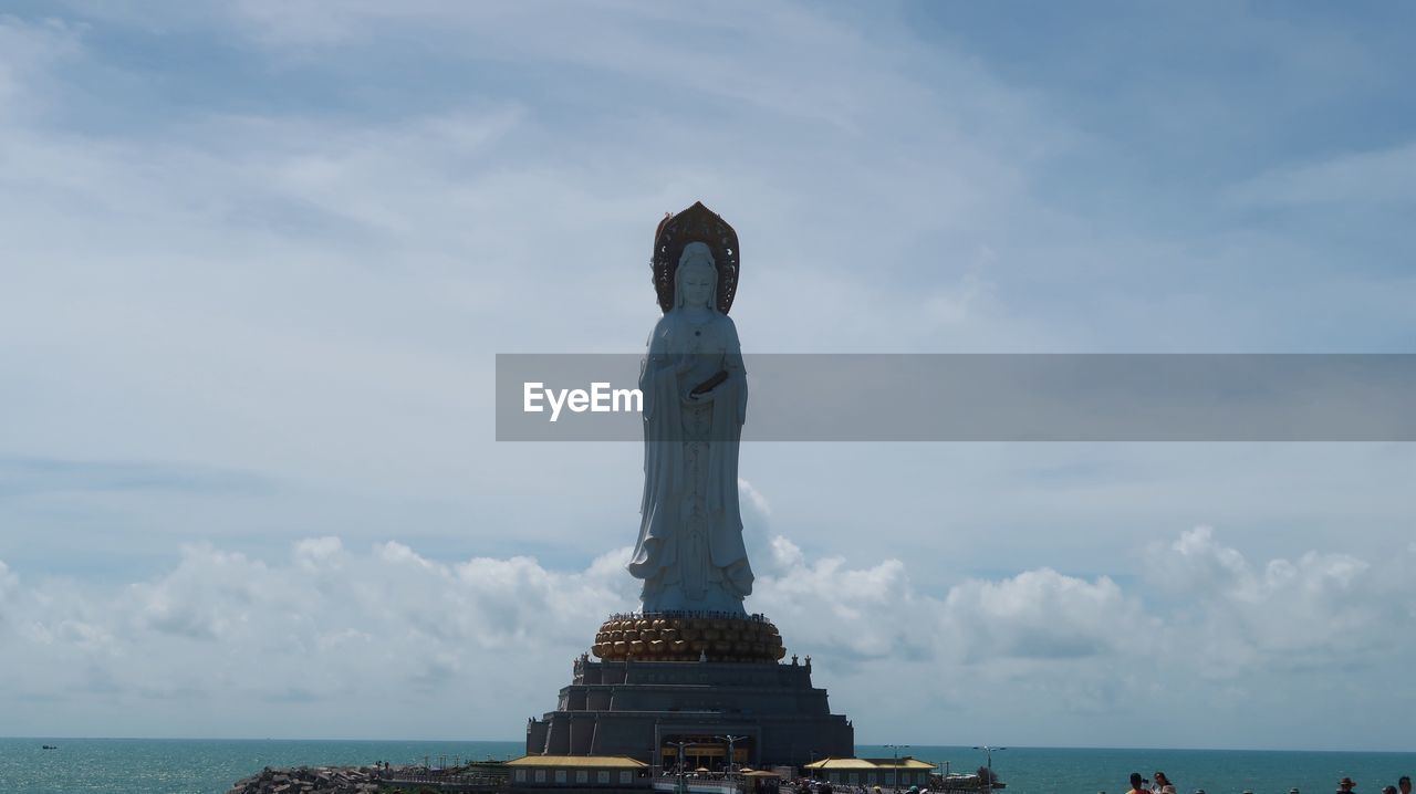 STATUE OF LIBERTY AGAINST SEA