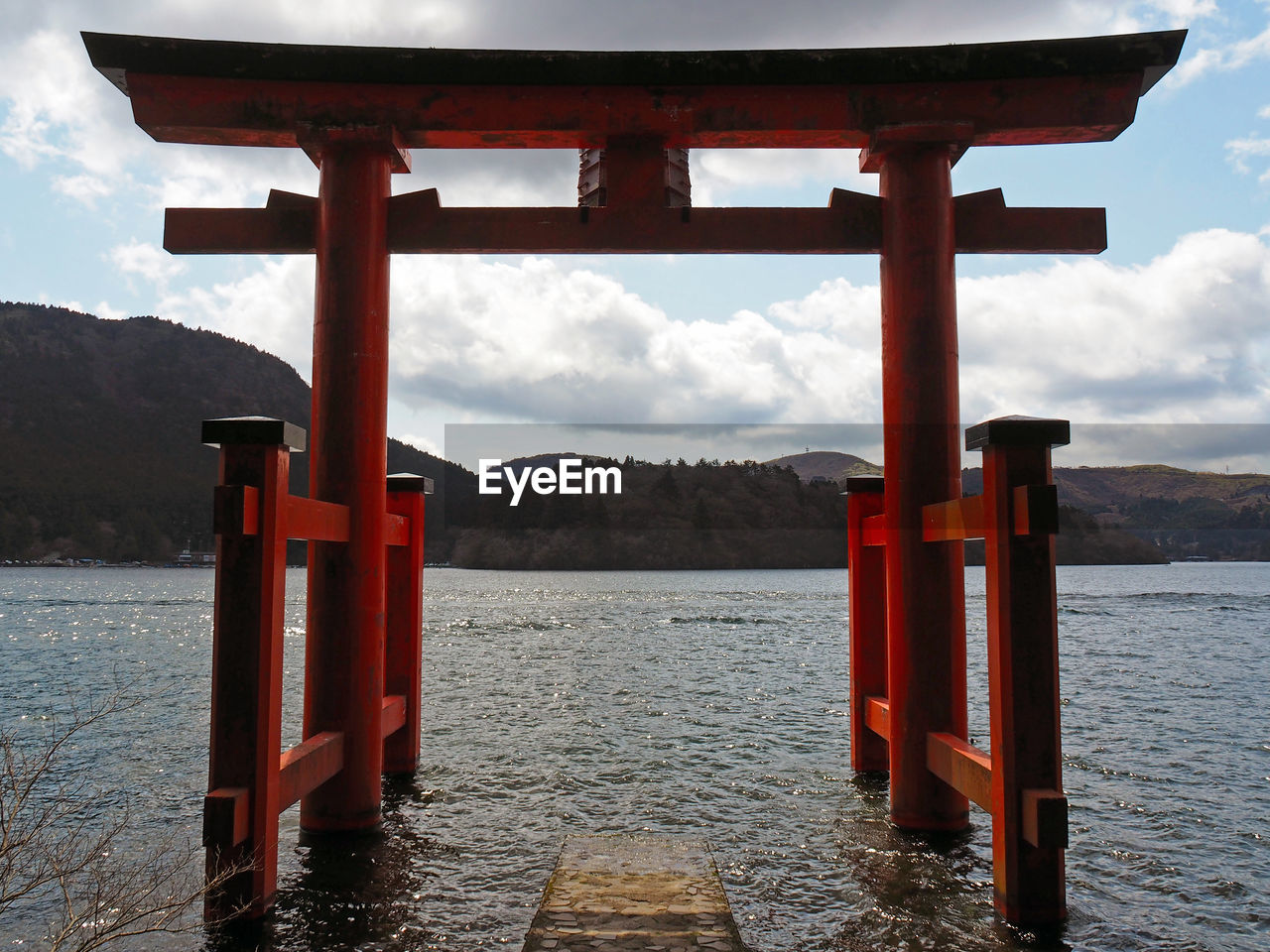 Hakone shrine at lake ashinoko against sky