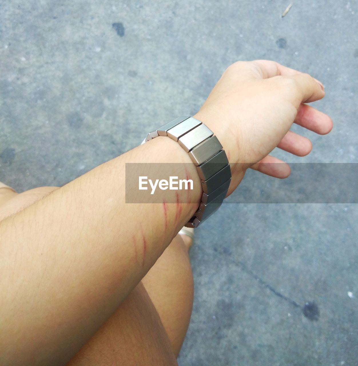 CLOSE-UP OF WOMAN HAND HOLDING HANDS AGAINST BLURRED BACKGROUND