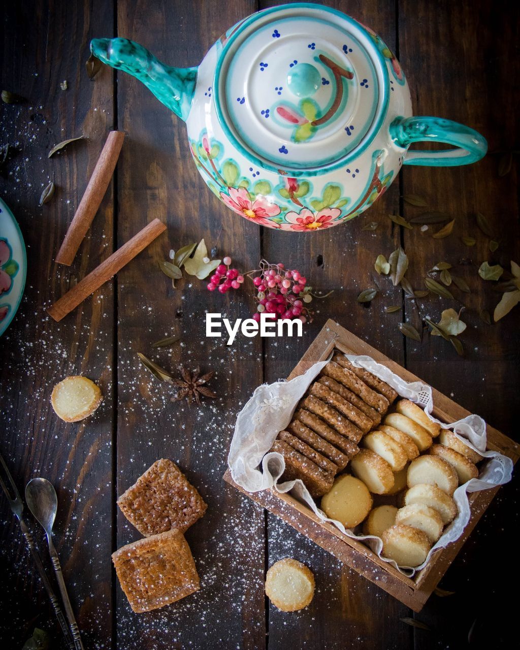 HIGH ANGLE VIEW OF COOKIES IN TRAY