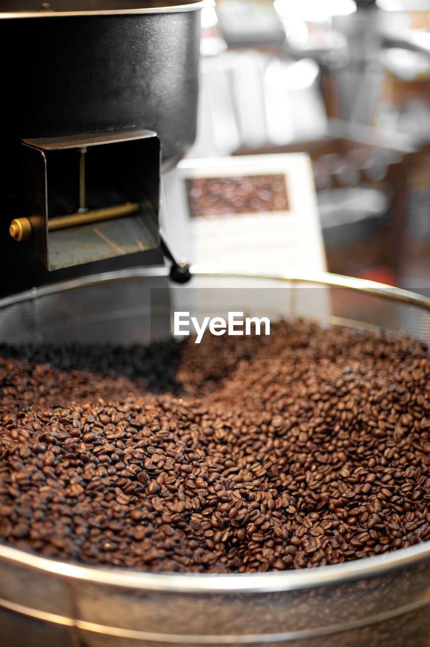 Coffee roaster machine and coffee beans