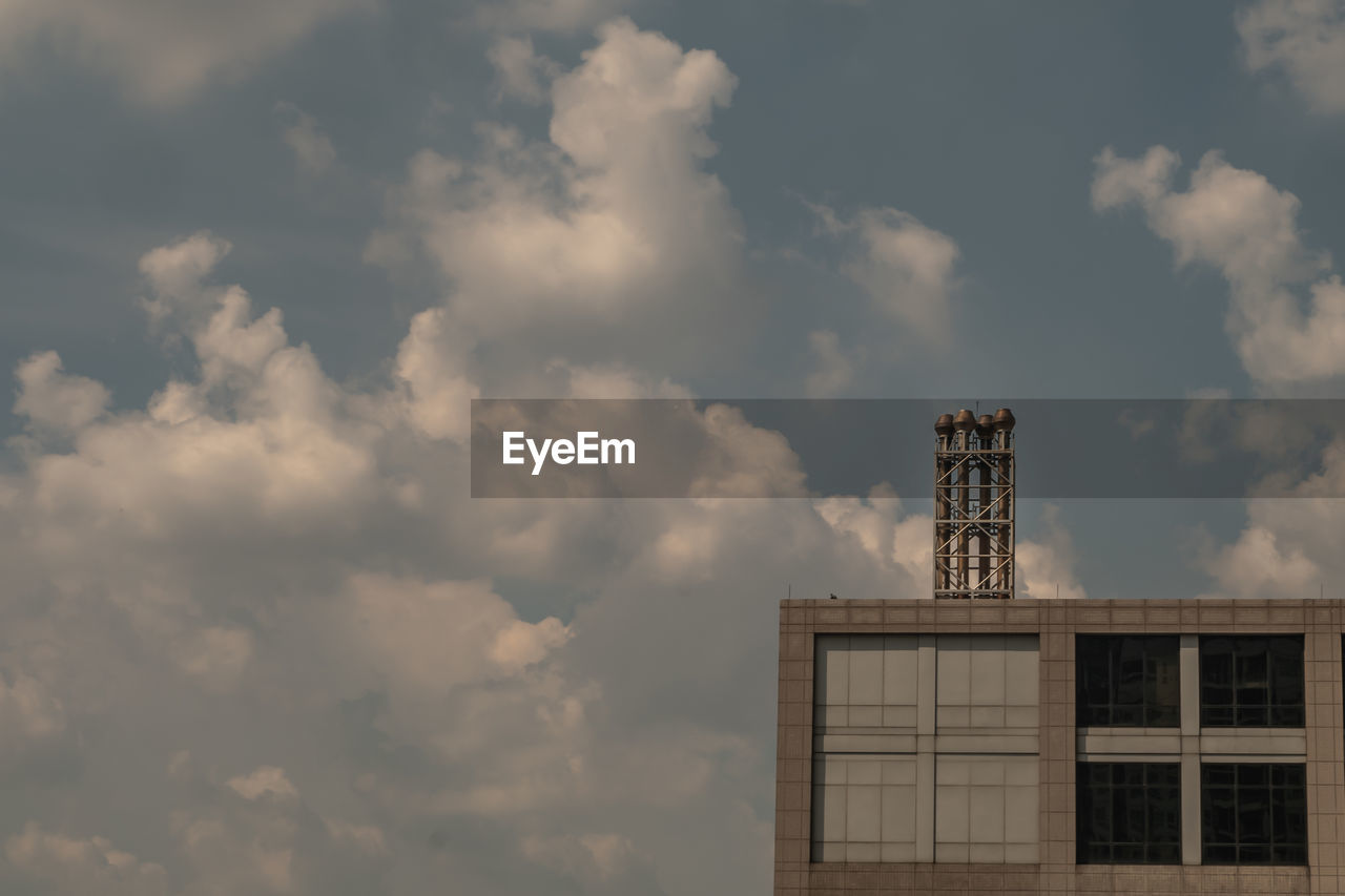 LOW ANGLE VIEW OF BUILDINGS AGAINST SKY