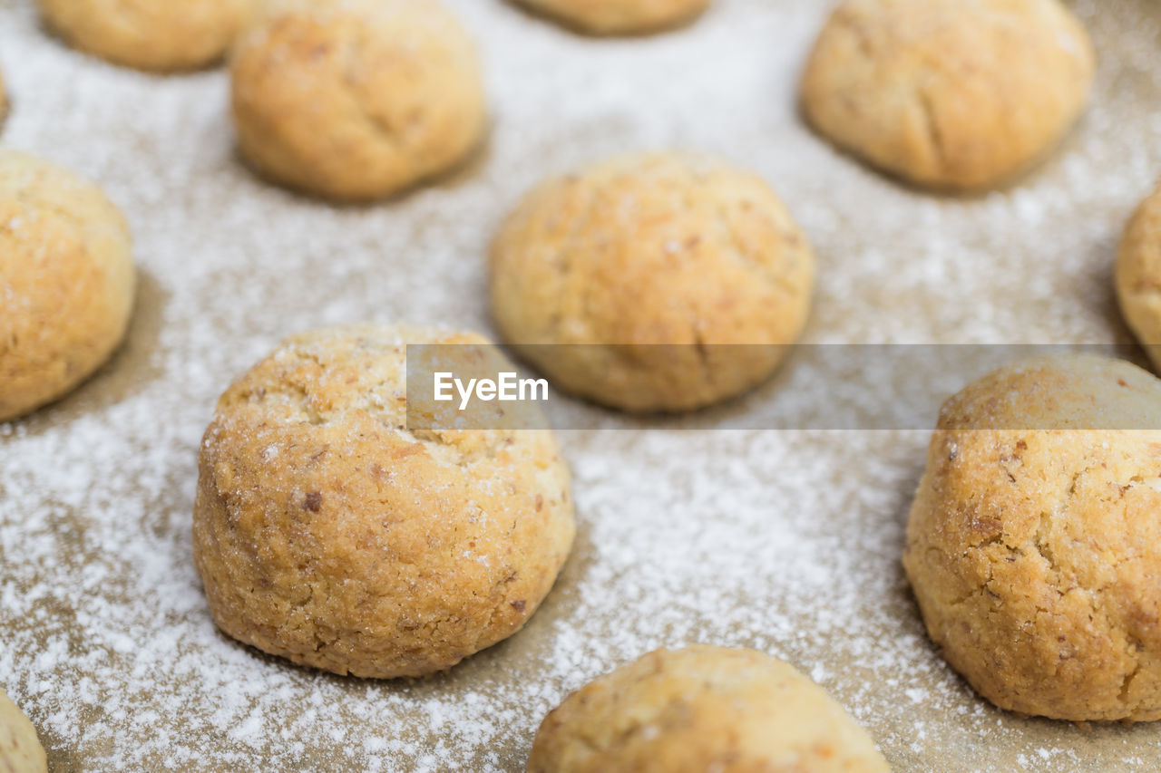 CLOSE-UP OF COOKIES IN PLATE