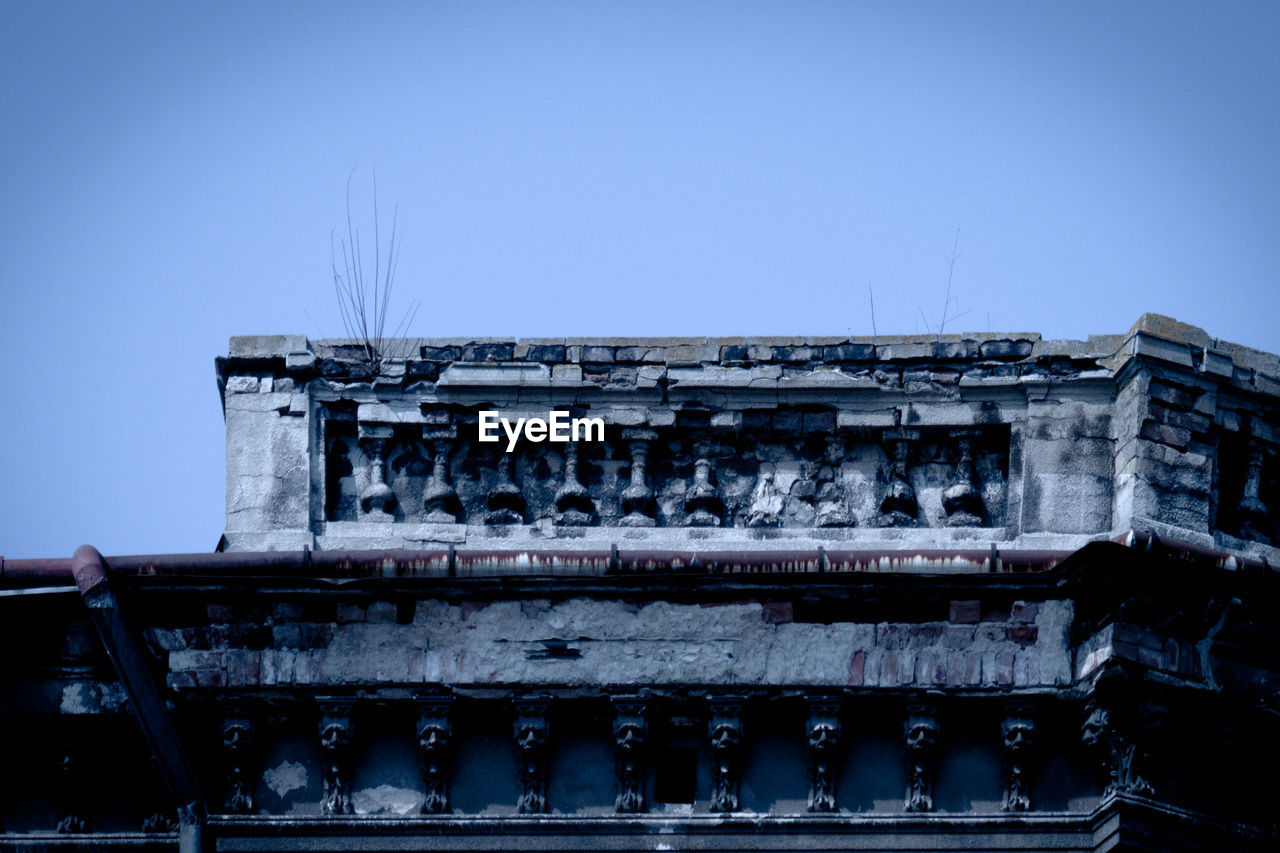 LOW ANGLE VIEW OF BUILT STRUCTURES AGAINST SKY