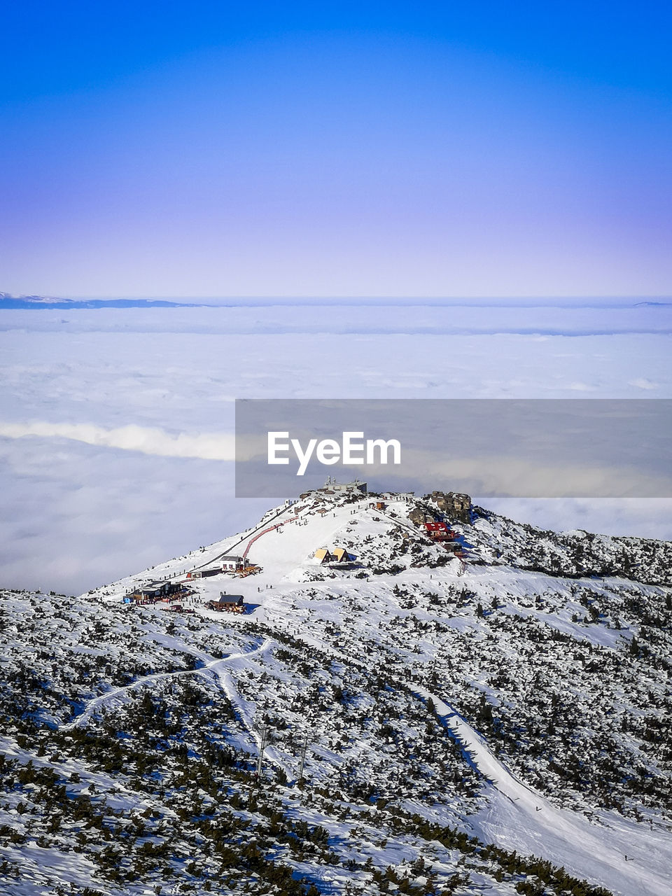 SCENIC VIEW OF SEA AND SNOWCAPPED MOUNTAINS AGAINST BLUE SKY