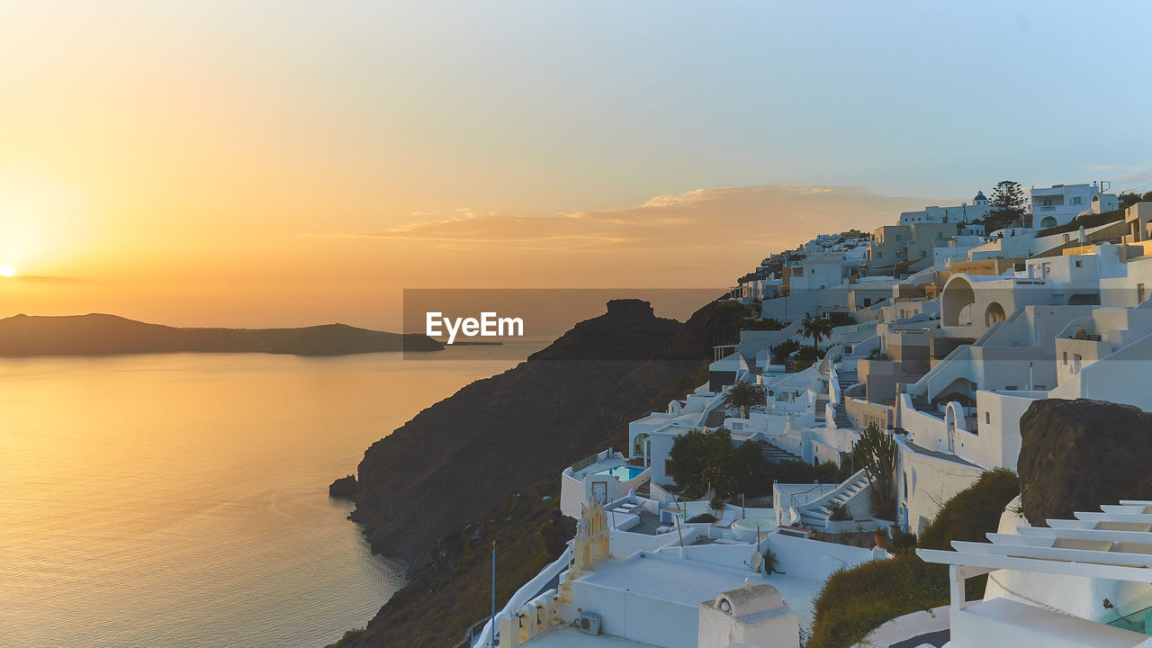 Sunset view from the island of thera in santorini