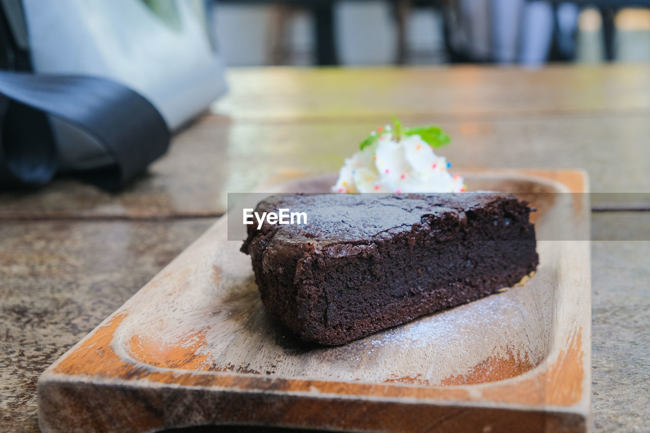 CLOSE-UP OF CHOCOLATE CAKE ON TABLE