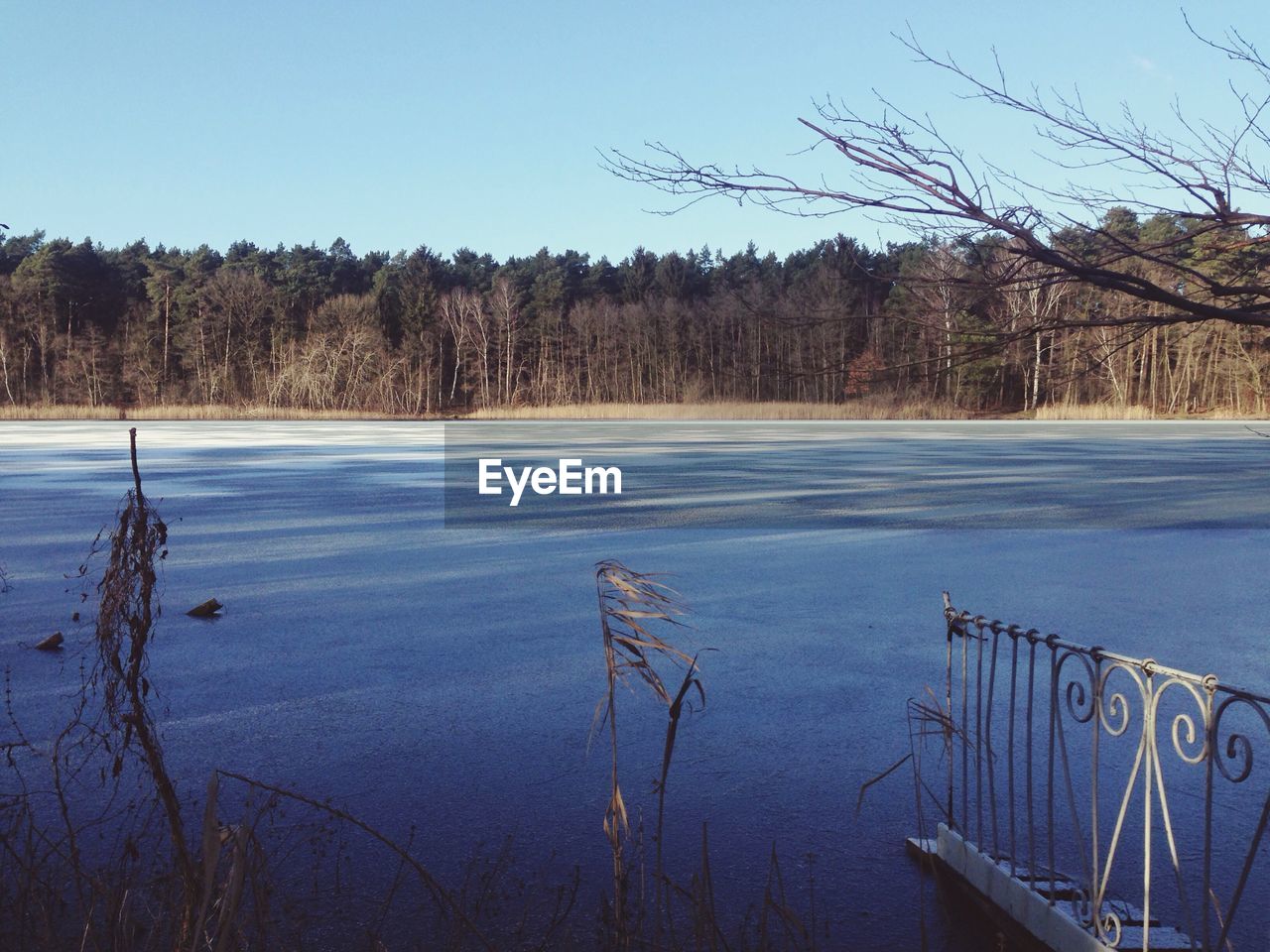 SCENIC VIEW OF FROZEN LAKE AGAINST CLEAR SKY