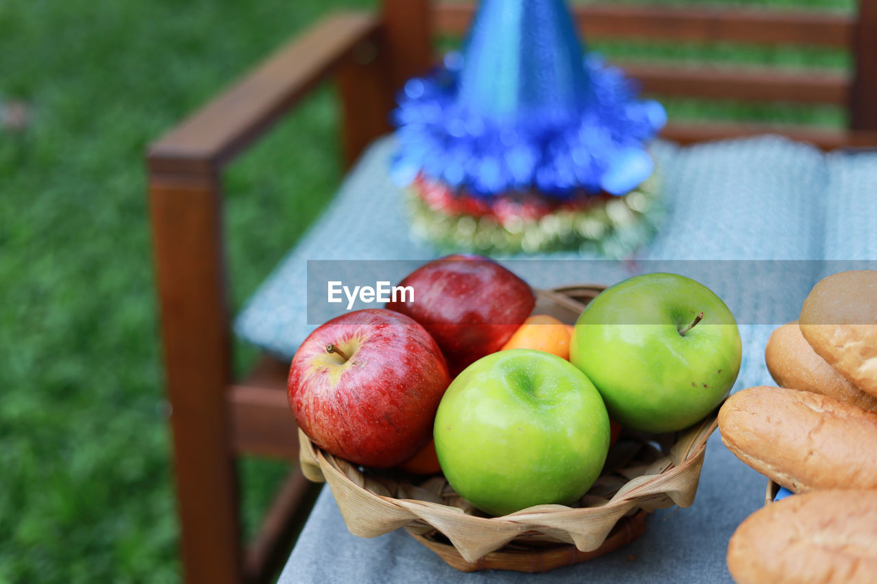 CLOSE-UP OF APPLES ON TABLE