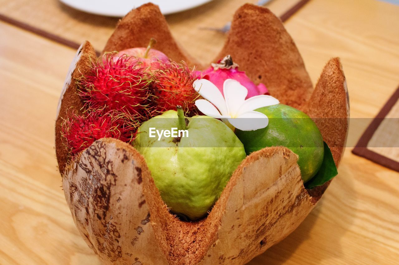 HIGH ANGLE VIEW OF STRAWBERRY ON TABLE