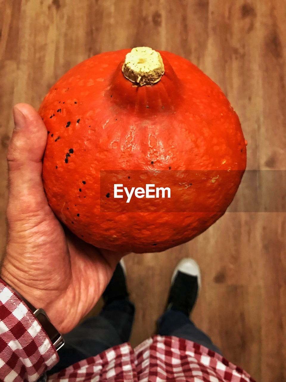 CLOSE-UP OF MAN HAND HOLDING STRAWBERRY