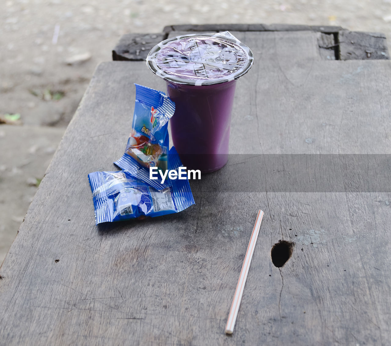 HIGH ANGLE VIEW OF ICE CREAM ON TABLE