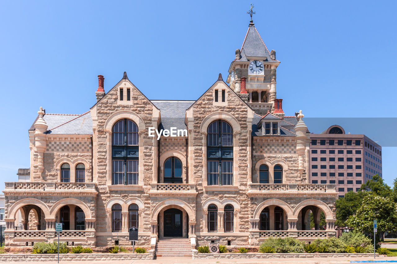 LOW ANGLE VIEW OF HISTORIC BUILDING AGAINST CLEAR SKY