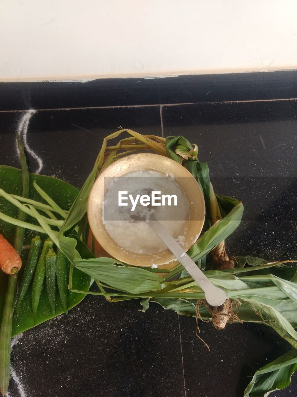 HIGH ANGLE VIEW OF BREAD IN PLATE ON TABLE