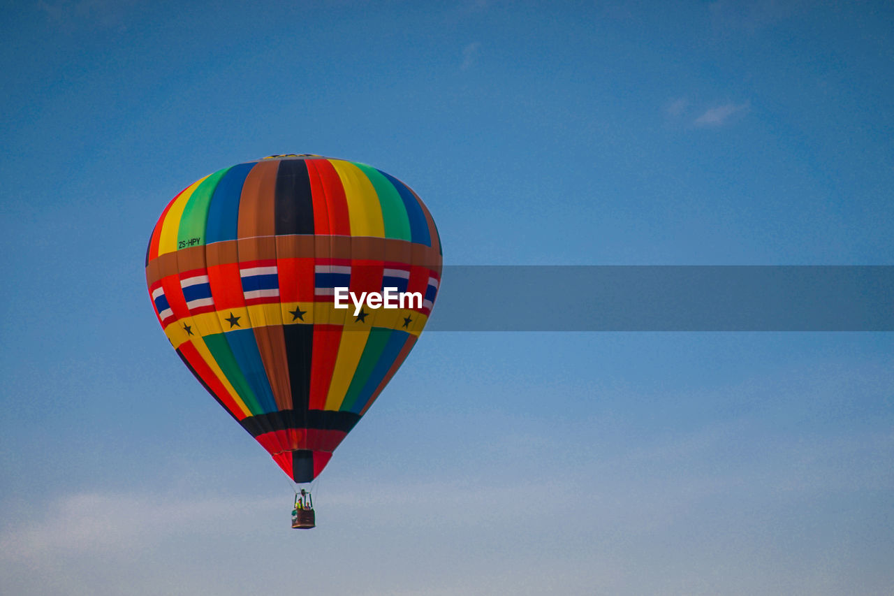 LOW ANGLE VIEW OF HOT AIR BALLOON AGAINST SKY