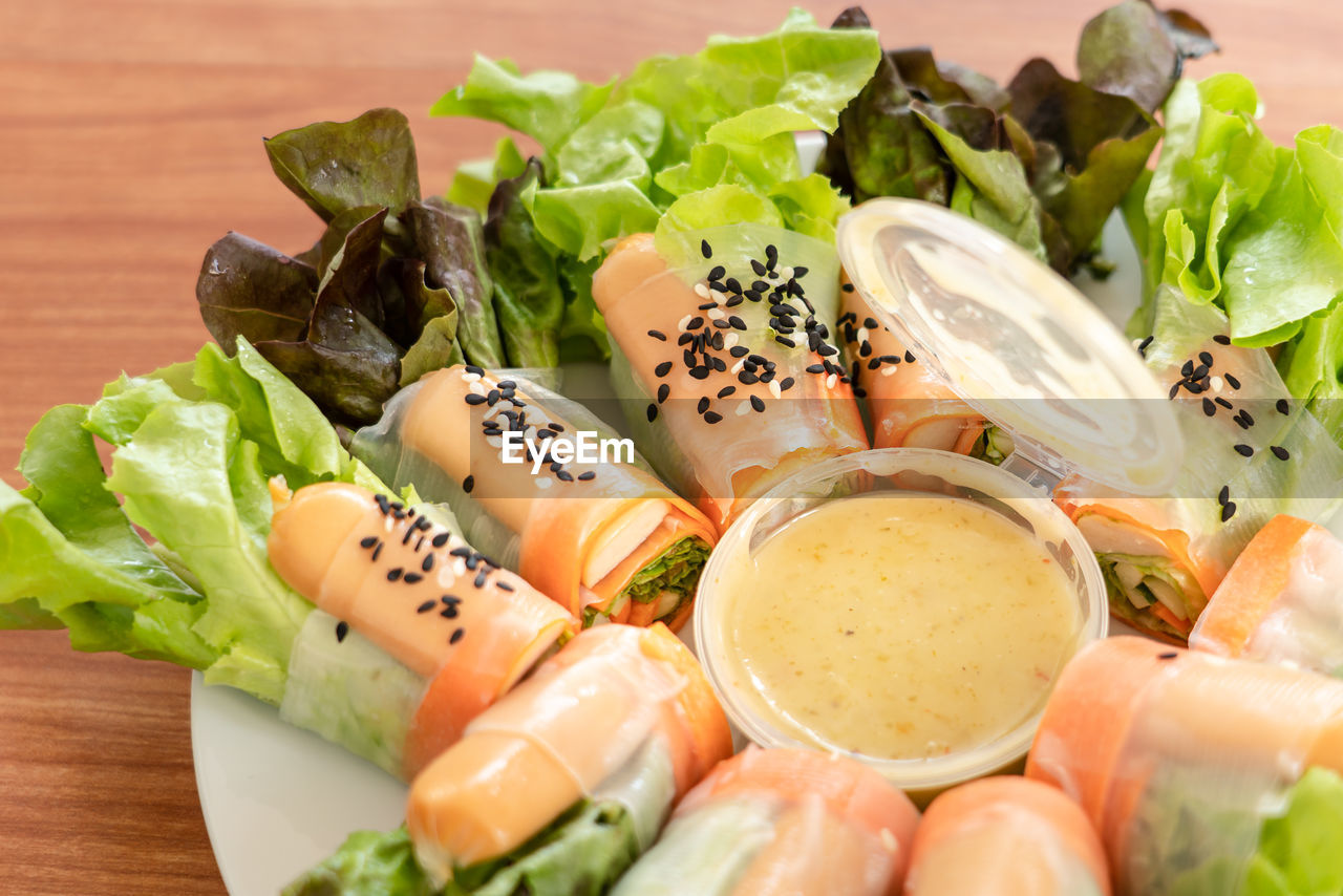 HIGH ANGLE VIEW OF VEGETABLES ON TABLE