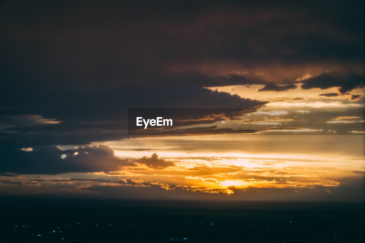 SCENIC VIEW OF DRAMATIC SKY OVER SEA