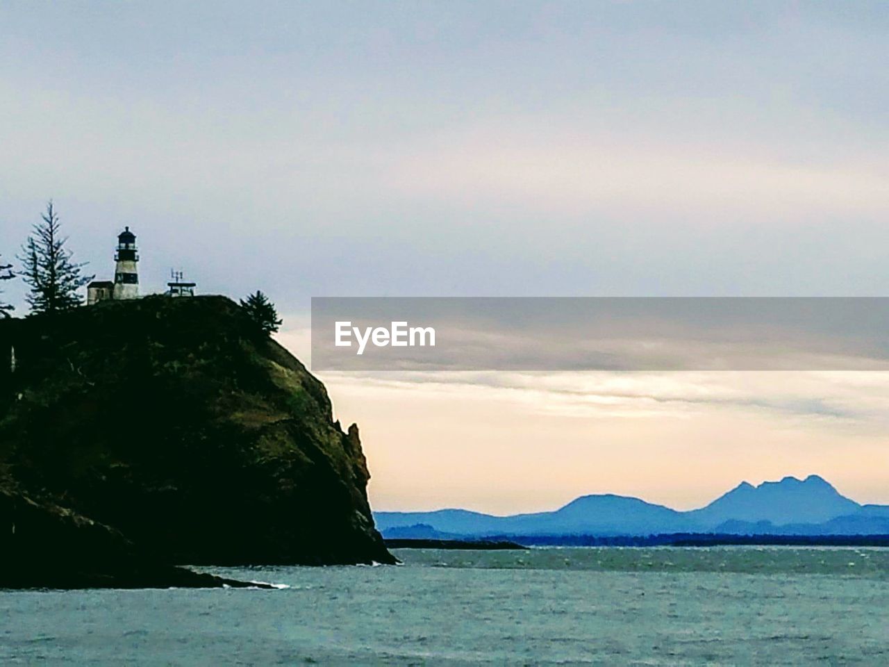 SCENIC VIEW OF SEA BY MOUNTAIN AGAINST SKY